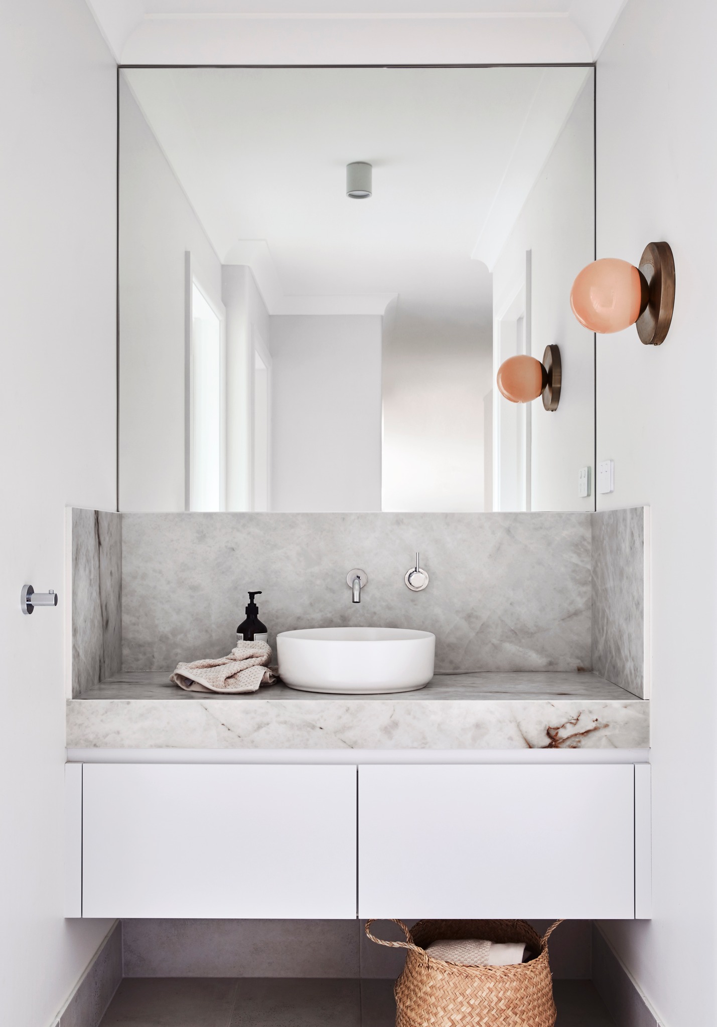 Neolith Himalaya Crystal plan de salle de bain, crédence / design par Trentini Design