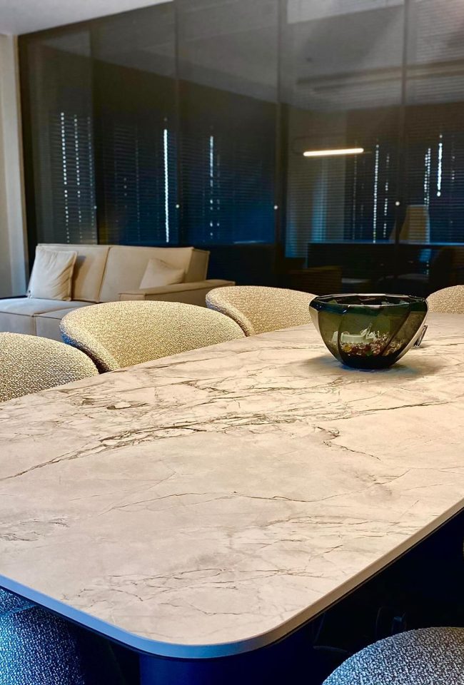 Neolith Alexandra plan de table / Projet Turk Auto / design par Bican Mimarlık / distribué par Modern Yapi