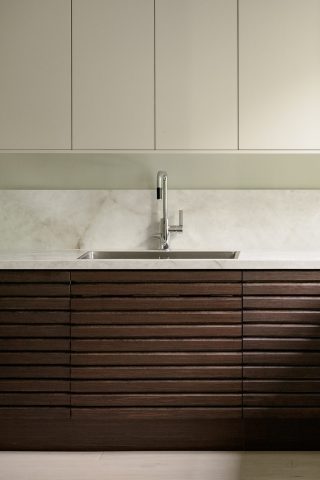 Neolith Himalaya Crystal plan de travail, crédence / Cuisine de Mikael Persbrandt (acteur Suédois) / source : Neolith