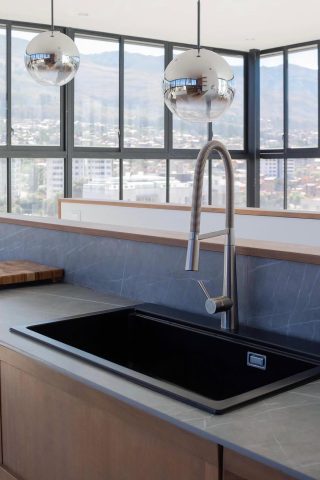 Neolith Zaha Stone plan de travail, jambage, crédence / design par @atelierpurohumo / photo @lauumendoza_